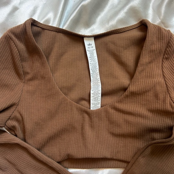 ALO Yoga Chocolate Ribbed Crop Top - Picture 2 of 3